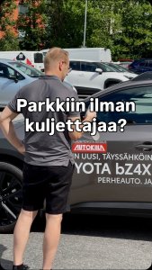 Katso videolta, miten Toyota-asiantuntijamme Petteri parkkeeraa näyttävän kokoisen täyssähköauton pelkällä puhelimella. ...